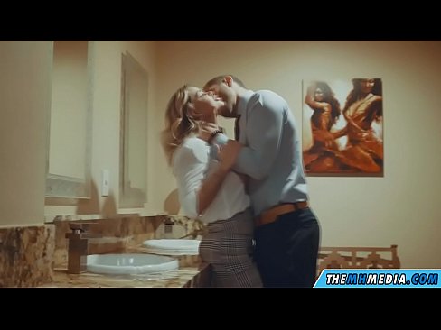 ❤️ Döşlü sarışın sizi ictimai tualetdə aldatdıqda ☑ Sikiş videosu bizdə